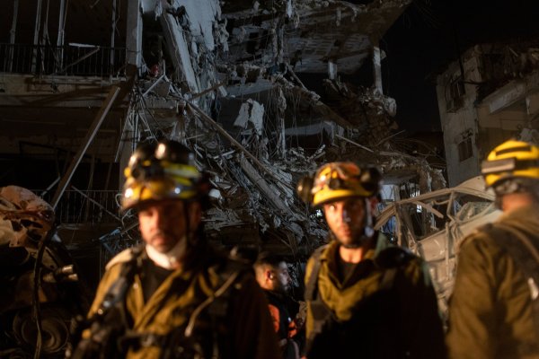 Irán lanza nuevas oleadas de misiles sobre Israel y refuerza sus defensas ante respuesta enemiga a medida que el conflicto se amplía