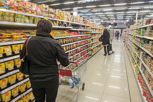 <p>En Chile el sueldo alcanza para dos semanas o menos: la foto que dejó sondeo entre trabajadores</p>