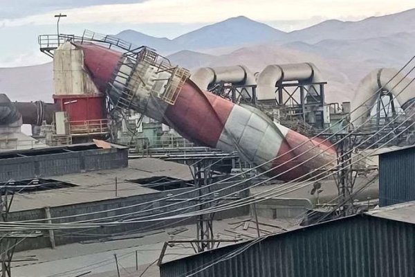 Se derrumba chimenea de la fundición Potrerillos de Codelco: no hay lesionados