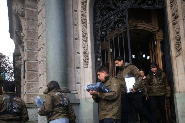 Fiscalía allana domicilio de Claudio Orrego y oficinas del Gobierno metropolitano: incautan celular y computador