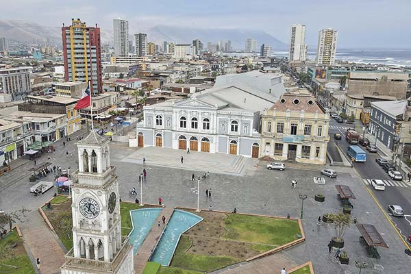<p>Permisos irregulares de obras inmobiliarias en Iquique desatan conflicto entre alcalde y actores del sector</p>