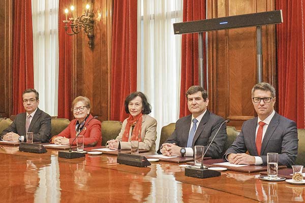 <p>Banco Central toma nota de la “mayor incertidumbre” por conflicto en Medio Oriente y deja la tasa sin cambios</p>