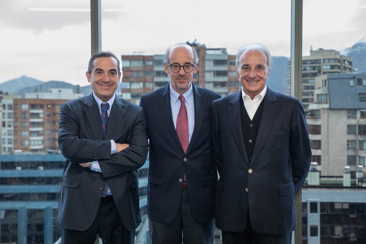<p>De izq a der: el CEO del DCV, Rodrigo Roblero, el presidente del directorio del DCV, Guillermo Tagle, y el director del DCV, Sergio Concha.</p>