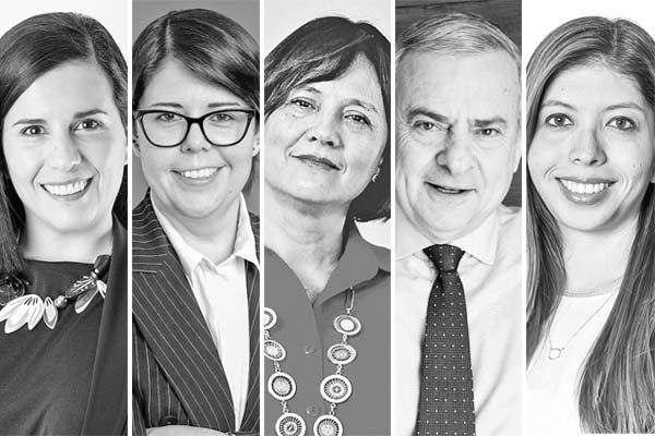 <p>Consuelo Mengual, directora legal del Coordinador Eléctrico. Rebeca Zamora, socia de HD y head de Compliance. Loreto Silva, socia del Estudio Bofill Escobar Silva Abogados. Juan Ignacio Correa, socio-líder de Correa Squella. Macarena Montt, asociada senior Guerrero Olivos.</p>