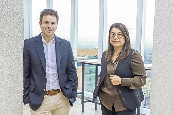 <p>Diego Kother y María Paz Abarca, equipo que coordina la implementación de la reforma. Foto: Julio Castro</p>