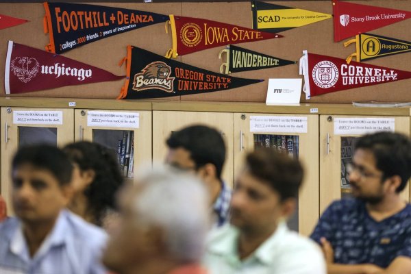 Gobierno de EEUU ordena a sus embajadas en todo el mundo reanudar las citas para visados de estudiantes