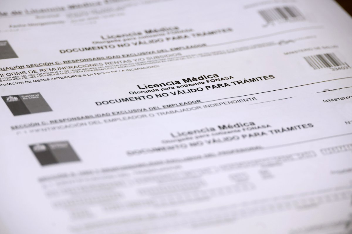 <p>IA, redes sociales y peritos externos: cómo las isapres persiguen las licencias médicas falsas</p>