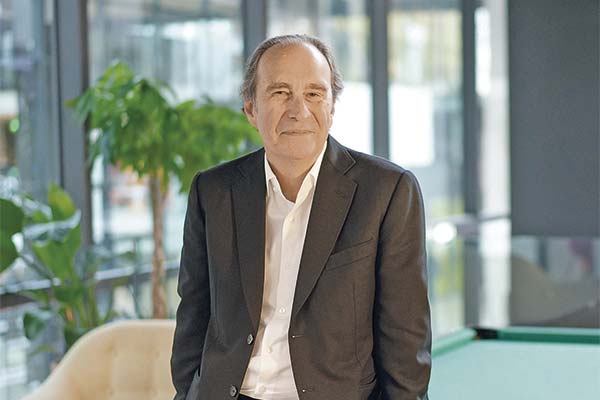El magnate francés tras la expansión de Millicom en América Latina