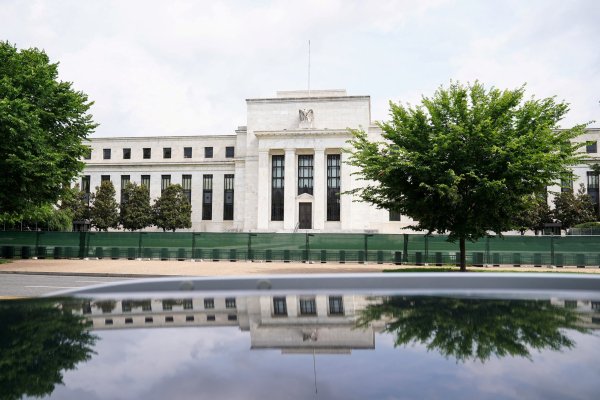 Aún es pronto para evaluar el impacto de los aranceles en la economía estadounidense, dice informe de la Fed