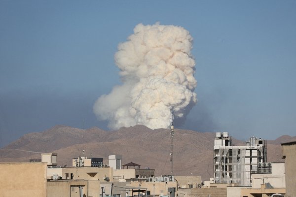 Israel intensifica sus ataques contra Irán mientras el mundo espera la respuesta a bombardeos estadounidenses
