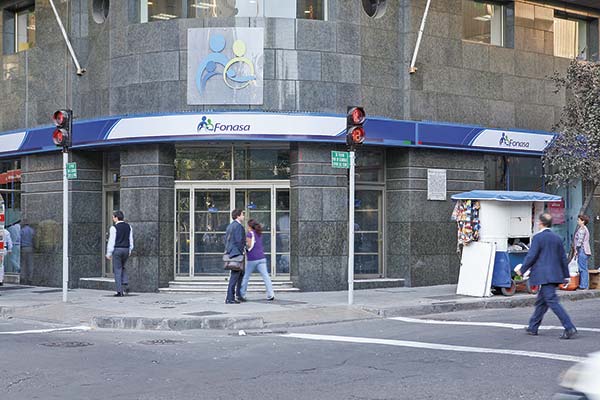 Fonasa declara desierta licitación para nueva modalidad de seguros complementarios: ninguna compañía presentó ofertas