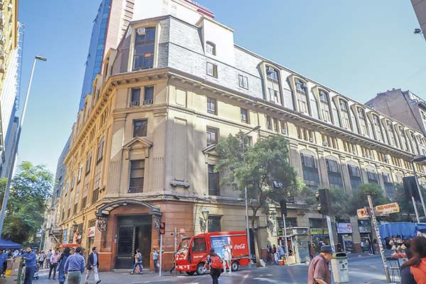 Inmobiliaria compra a firma de los Matte tradicional edificio del centro de Santiago para transformarlo en habitacional