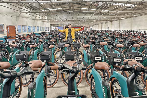 <p>Agustín Guilisasti, CEO y cofundador de Forest, arrendó una exfábrica de Rolls-Royce para ensamblar sus ebikes.</p>