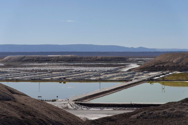 SQM despide a 5% de su personal tras persistente baja en el precio del litio y busca aumentar competitividad