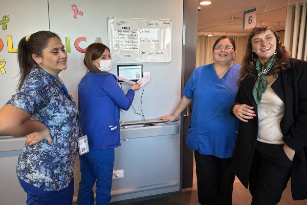 <p>Carla Taramasco (derecha) en el Hospital las Higueras.</p>