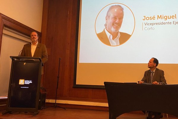 <p>El vicepresidente Ejecutivo de Corfo, José Miguel Benavente, en el podio, durante la firma del convenio. Foto: Corfo</p>