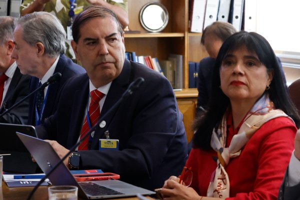 <p>Juan Carlos Olmedo, presidente del Consejo Directivo del Coordinador Eléctrico, y la superintendenta de Electricidad y Combustibles, Marta Cabeza. Foto: Aton</p>