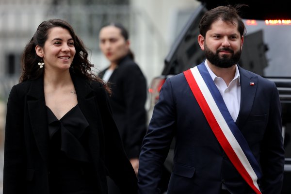 "Violeta está bien, está sanita": Boric feliz tras nacimiento de su hija y confirma postnatal