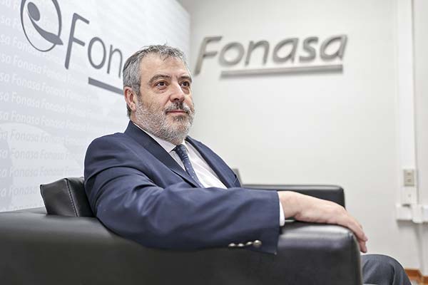 Fonasa acusa el golpe por ausencia de interesados en seguro complementario y se abre a cambios en la licitación