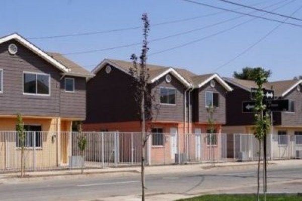 <p>Marcel arremete contra propuesta de la UDI para eximir de contribuciones a la primera vivienda y dice que beneficiará al "barrio alto"</p>