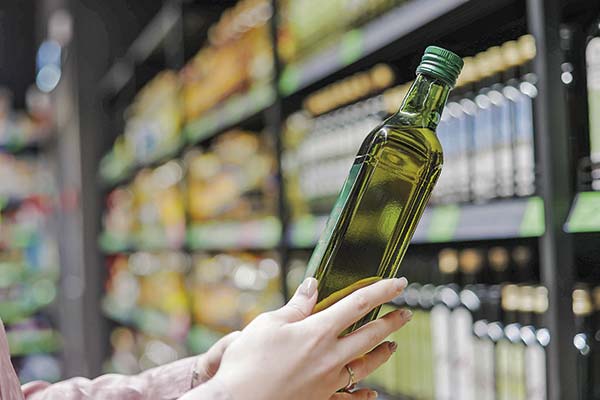 Productores de aceite de oliva denuncian “red de alta envergadura” que vende alimentos fraudulentos en Chile