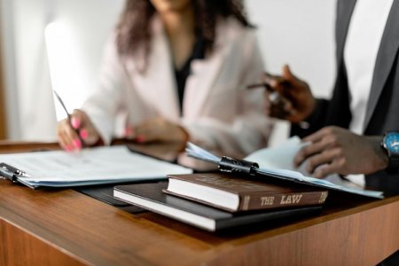 Gerencias legales en Latinoamérica: solo el 28% adopta IA, mientras los retos presupuestarios y estratégicos frenan la transformación digital