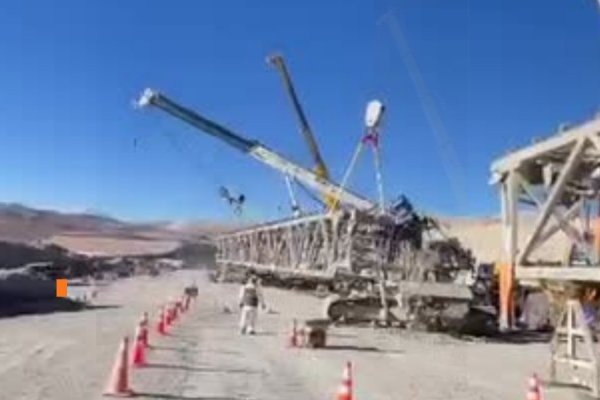 Video: impresionante incidente en montaje de Minera Zaldívar termina con grúa volcada