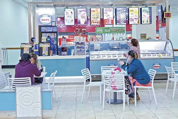 Matriz de heladerías Savory y cadena Pollo Stop busca “alternativas” para mantenerse a flote: opción es vender una marca