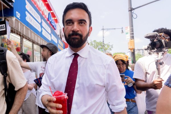 El candidato que Trump llama “comunista lunático” gana primaria demócrata para elecciones a alcaldía de Nueva York, el corazón financiero de EEUU