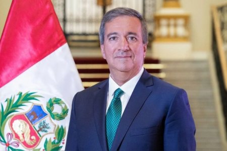 Perú ajusta a la baja crecimiento de economía y busca garantizar operación de petrolera estatal