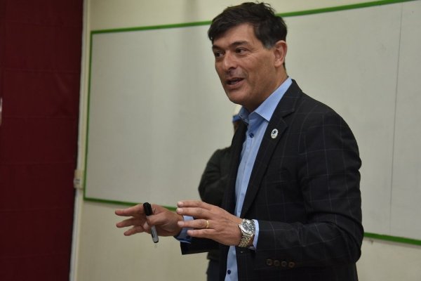 <p>Contribuciones: Parisi (PDG) entra al debate y propone que cada municipios decida qué hacer en esta materia</p>