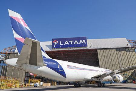 Latam invertirá US$ 60 millones para implementar WiFi en vuelos largos y cerrará 2025 con el 100% de su flota de pasillo único conectada