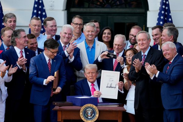 Ya es oficial: en una ceremonia en la Casa Blanca, Trump firma y promulga a ley su polémica mega reforma fiscal