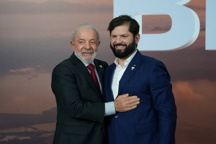 <p>Boric llega a Brasil al foro de los BRICS en medio de críticas de la oposición chilena</p>