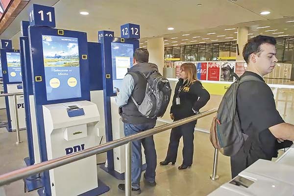 PDI suspende temporalmente tótems de autoatención en Aeropuerto de Santiago por ajuste técnico
