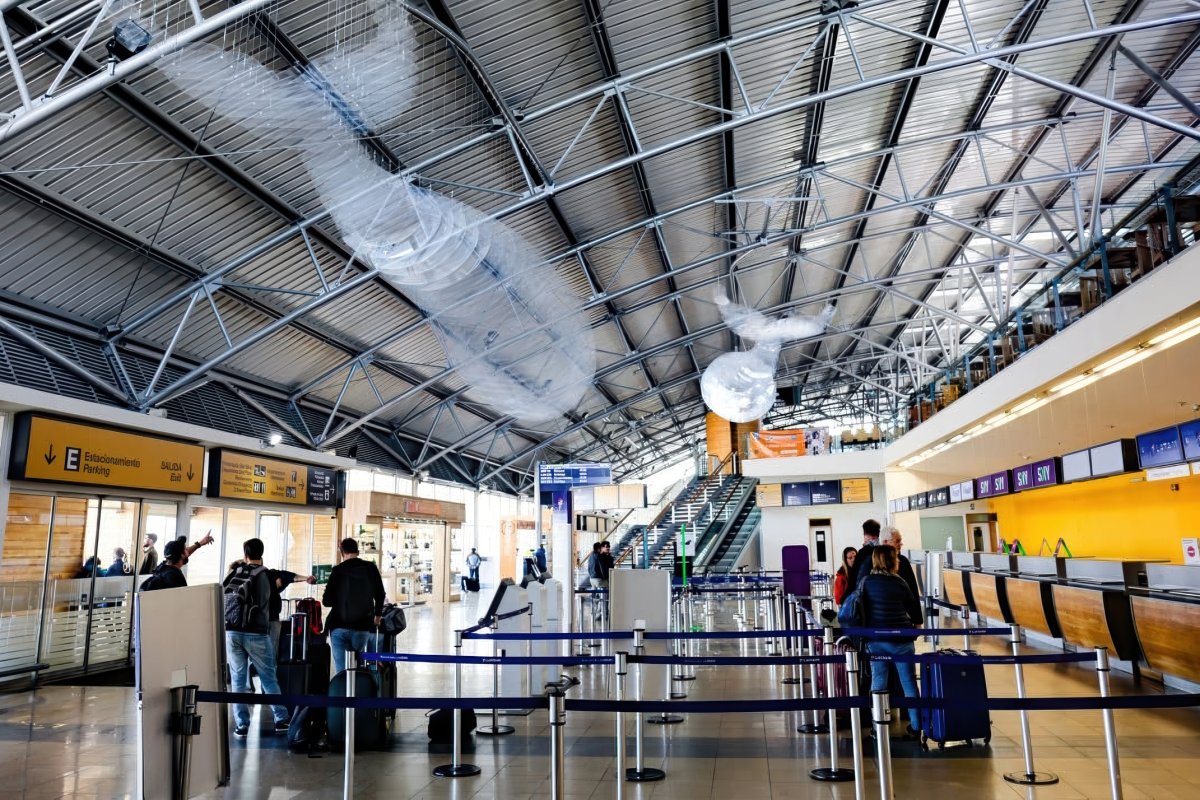<p>Desde aeropuertos y hospitales a energía: el diversificado portafolio de infraestructura de BlackRock en Chile</p>