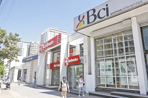 <p>Bci lidera las colocaciones comerciales al cierre del primer semestre y Santander las de consumo y vivienda</p>