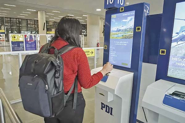 Aerolíneas y gremio del turismo en alerta ante el cierre de tótems de autoatención del aeropuerto en temporada alta