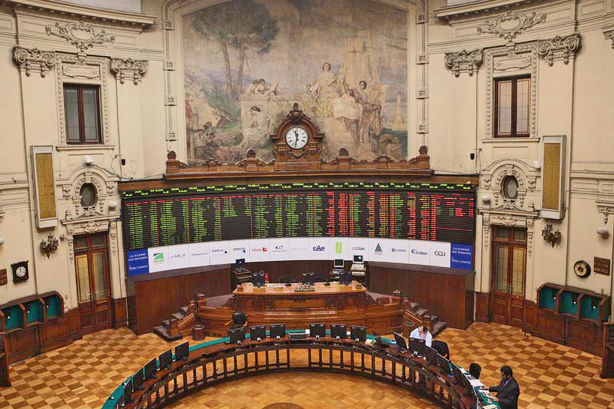 <p>El retroceso del metal rojo arrastra a acciones mineras, con caídas de hasta 3%</p>