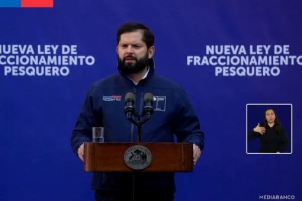 <p>Ahora en DF | Boric promulga nueva Ley de Fraccionamiento Pesquero: “Avanzamos hacia una pesca más justa y con reglas claras”</p>