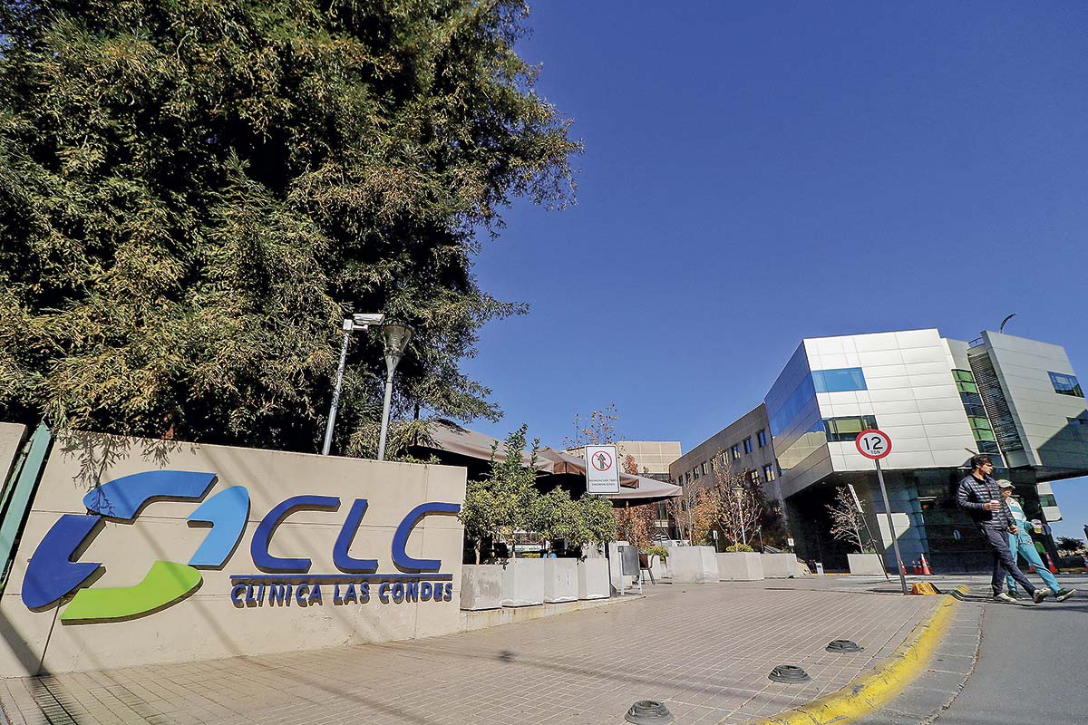 <p>Clasificadora le sube la nota a Clínica Las Condes y asegura que hay fundamentos para proyectar una recuperación paulatina</p>