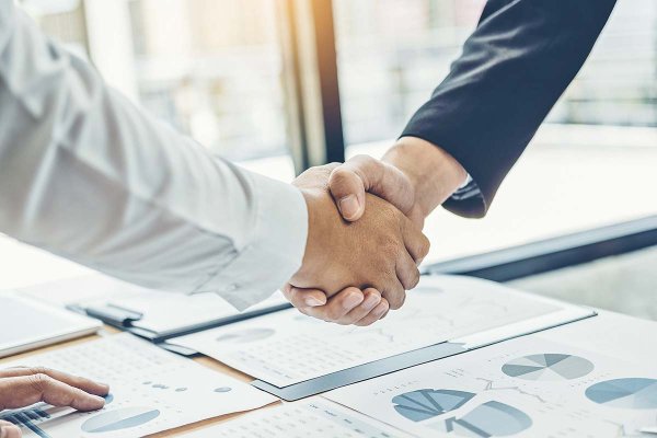 Actividad de fusiones y adquisiciones en Chile se desplomó 86% en montos el primer semestre, según PwC