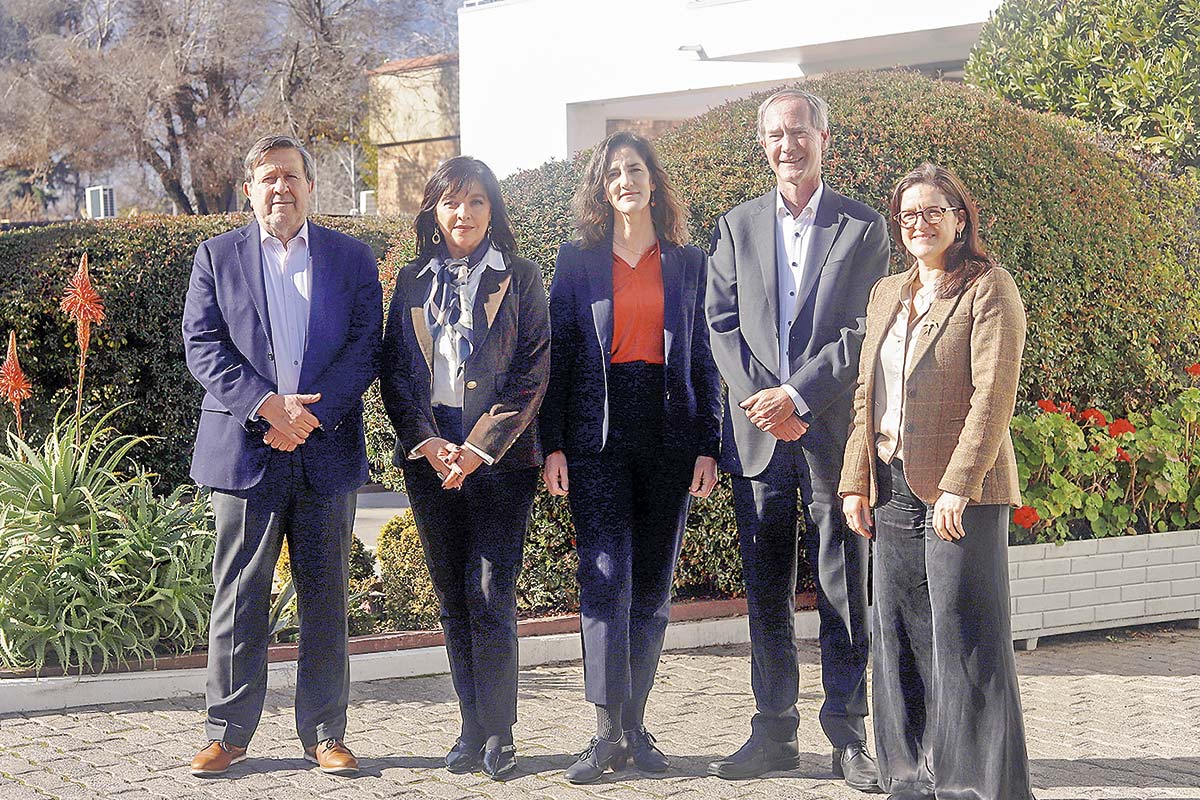 <p>De izquierda a derecha: Lorenzo Gazmuri, Marcela Angulo, Magdalena Aninat, Christian Sturms y Francisca Martin. Foto: Verónica Ortíz</p>