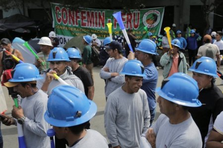 Mineros desbloquean carretera de cobre en Perú en "tregua" hasta el viernes