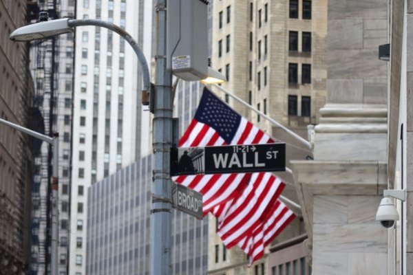 <p>Wall Street cierra en alza tras breve caída por confusión sobre despido de Powell</p>