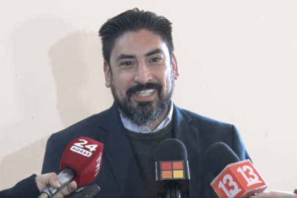 <p>Ahora en DF | Diputado Oyarzo pide renuncia del director del SII tras revelación de deuda de contribuciones</p>