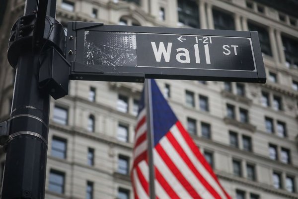 Wall Street cierra en alza tras breve caída por confusión sobre despido de Powell