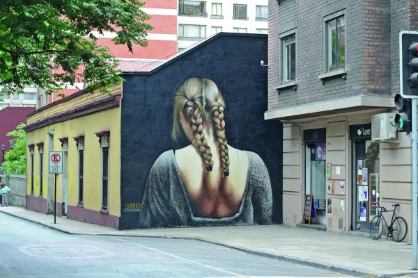De la calle a la casa: Cuando el arte público cruza la puerta
