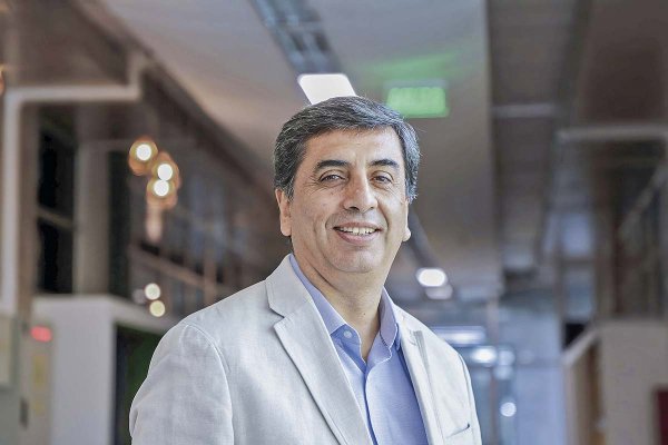 Manuel Inostroza, exsuperintendente de Salud: "La segunda licitación de la MCC es prácticamente una nueva crónica de una muerte anunciada"