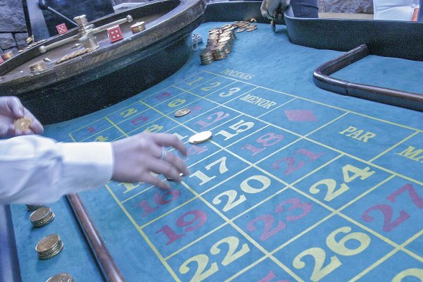 Contraloría prohíbe a casinos usar pólizas de seguro como garantía e industria enciende las alarmas